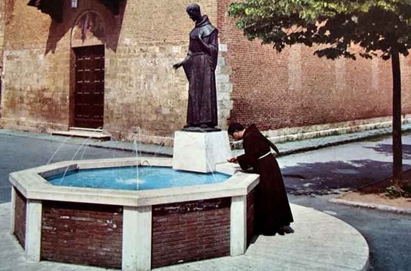 Padre Ugolino davanti a San Francesco, quando ancora c'era la fontana
