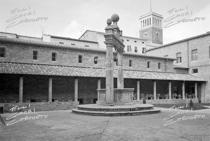 In una foto storica dell'Archivio Fratelli Gori il chiostro di San Francesco e il pozzo della Bufala