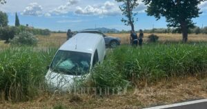 Il furgone nel fosso e i rilievi della polizia municipale