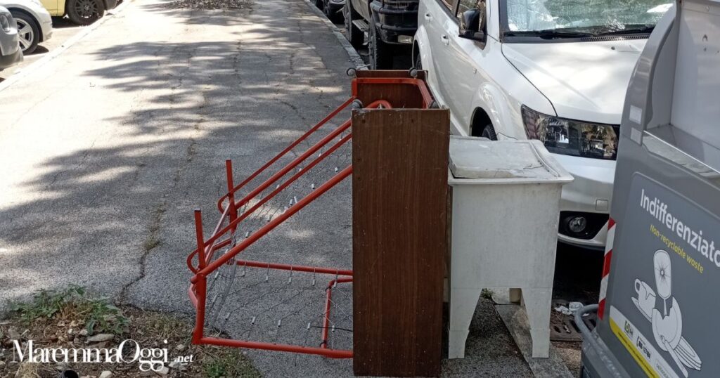 I rifiuti abbandonati sul marciapiede