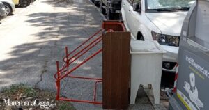 I rifiuti abbandonati sul marciapiede