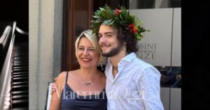 Jacopo D'Ambra con la sua prima insegnante di pianoforte, Sabrina Gabellieri
