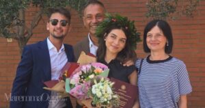 La neodottoressa Caterina Pucci con i genitori e il fratello Francesco