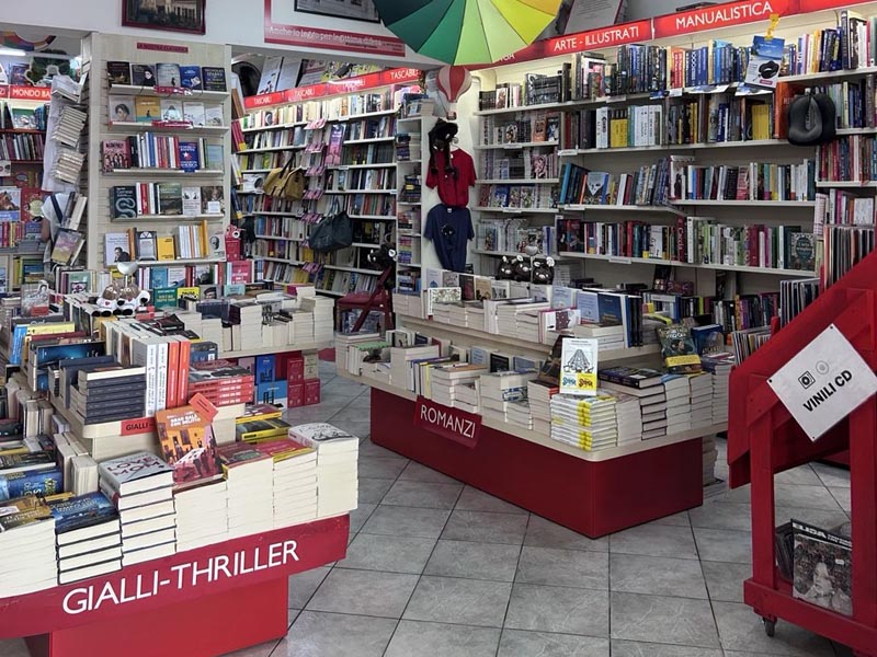 L'interno della libreria Mondadori di corso Carducci