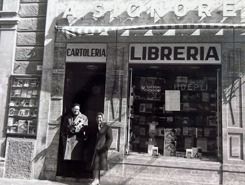 La libreria Signorelli in Corso Carducci, con i proprietari