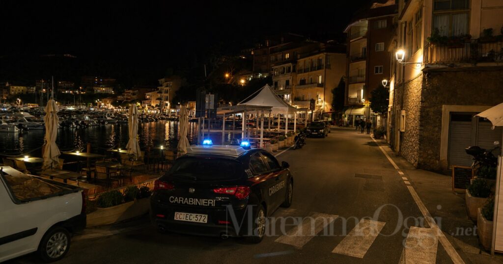Una macchina dei carabinieri sul lungomare di Porto Ercole (foto d'archivio)