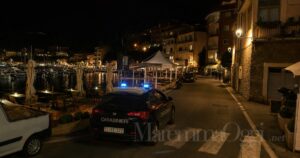 Una macchina dei carabinieri sul lungomare di Porto Ercole (foto d'archivio)