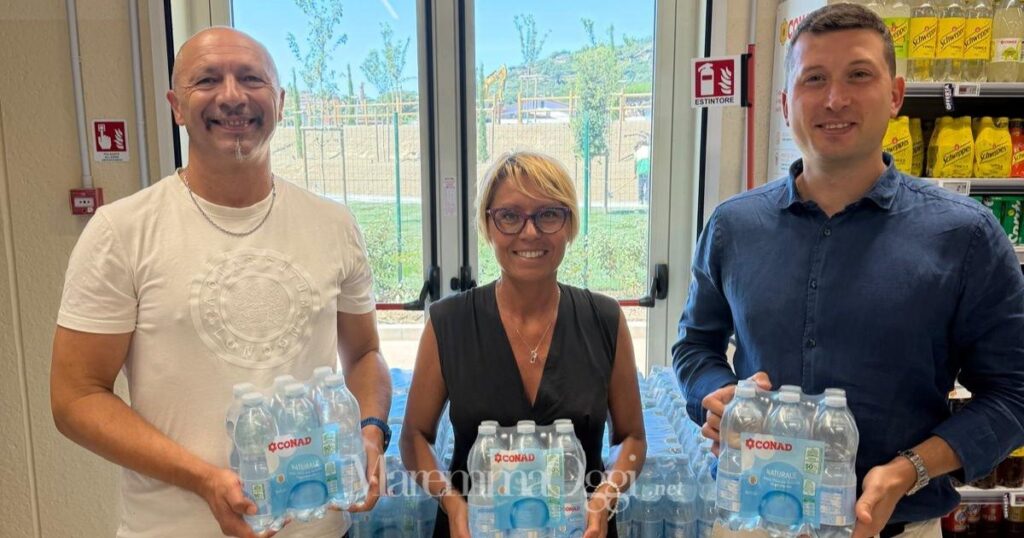 Mario Magliozzi, responsabile protezione civile del Comune di Castiglione, la sindaca Elena Nappi ed Alessio Degli Innocenti di Conad