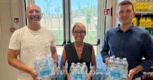 Mario Magliozzi, responsabile protezione civile del Comune di Castiglione, la sindaca Elena Nappi ed Alessio Degli Innocenti di Conad