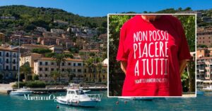 Una veduta di Porto Santo Stefano e la maglietta di Arturo Cerulli