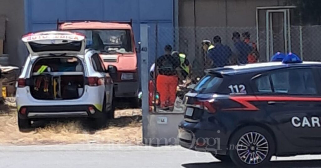 Un momento dei soccorsi all'uomo nel piazzale del capannone in via dell'Agricoltura a Follonica