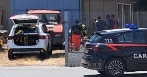 Un momento dei soccorsi all'uomo nel piazzale del capannone in via dell'Agricoltura a Follonica