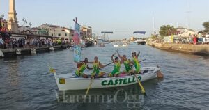 La festa delle ragazze del Castello dopo la vittoria del Palio