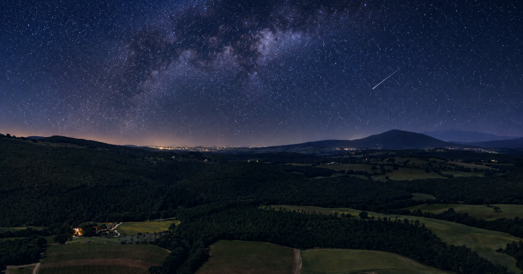 Il buio sulle colline di Montauto e una stella cadente (immagine elaborata con l'AI)