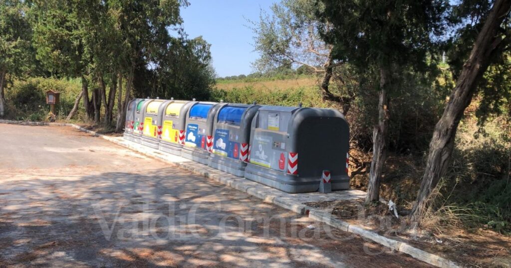 Una delle nuove postazioni per la raccolta dei rifiuti, sull'Aurelia