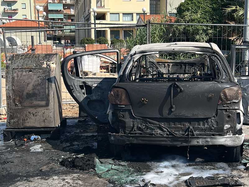 L'auto bruciata e i danni al cassonetto