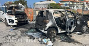 Le due auto bruciate a Follonica, nel quartiere di Senzuno
