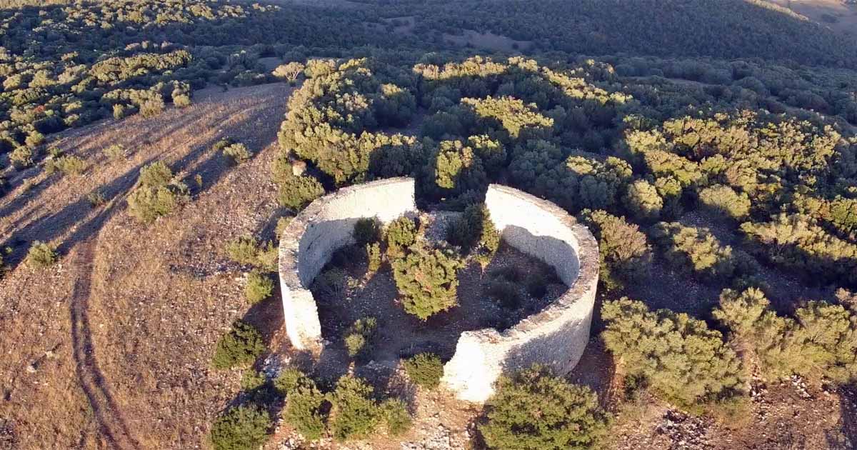 Il mastio circolare occupa il punto più elevato del colle. Era il cuore militare e politico della città progettata dagli Aldobrandeschi alla fine del XII secolo