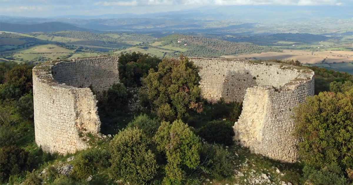 L'interno della rocca. Attorno a questo edificio si sviluppavano le abitazioni, le cisterne e gli spazi della vita quotidiana della città medievale
