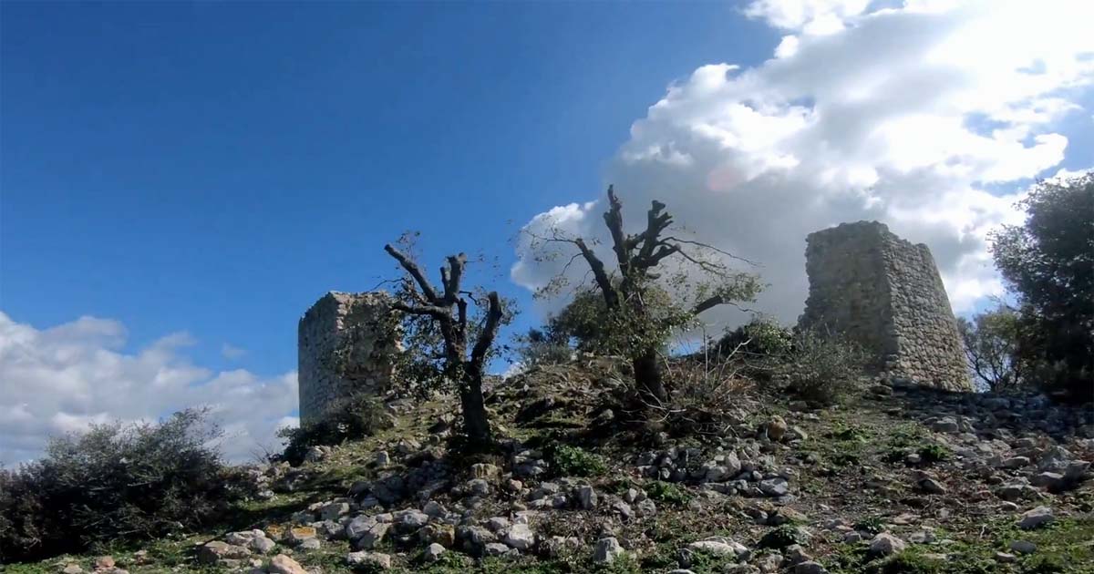 Il Tino oggi. Rimasto solo dopo la scomparsa di Montecurliano, continua a dominare il paesaggio della Maremma grossetana (foto Mauro Sclano)