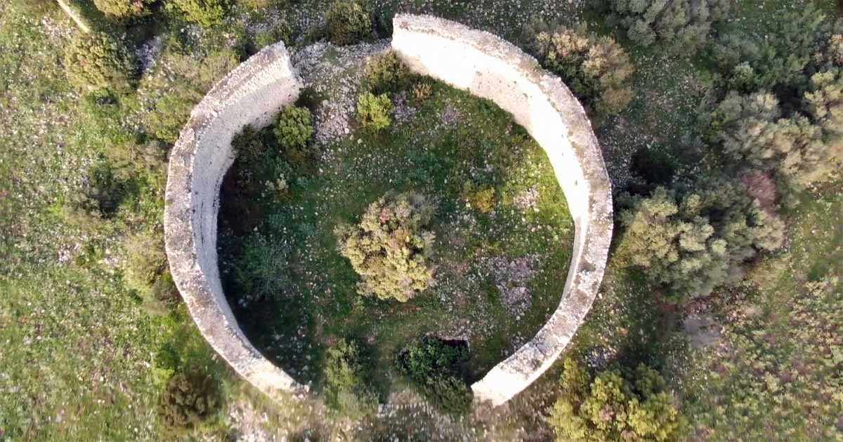 La vista dall'alto permette di comprendere perfettamente la forma circolare della rocca, ancora oggi leggibile dopo oltre otto secoli.