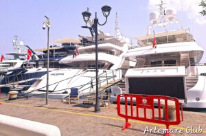 I tre yatch ormeggiati al porto