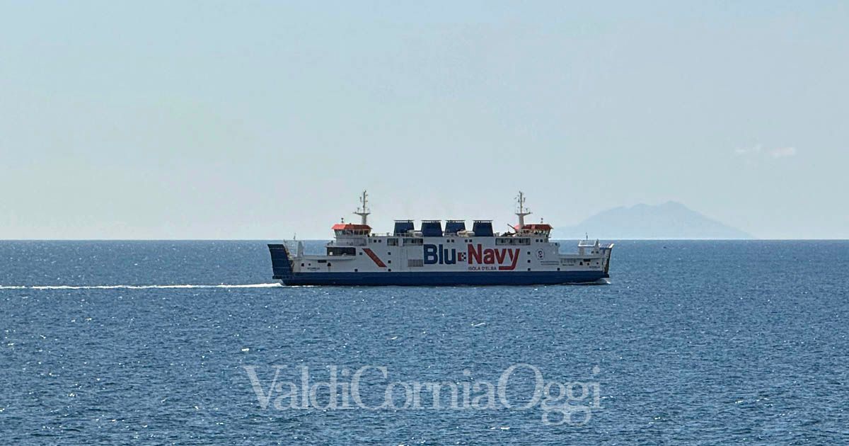 Una nave della Blue Navy diretta all'Isola d'Elba