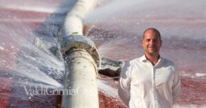Una perdita d'acqua e il sindaco di San Vincenzo, Paolo Riccucci