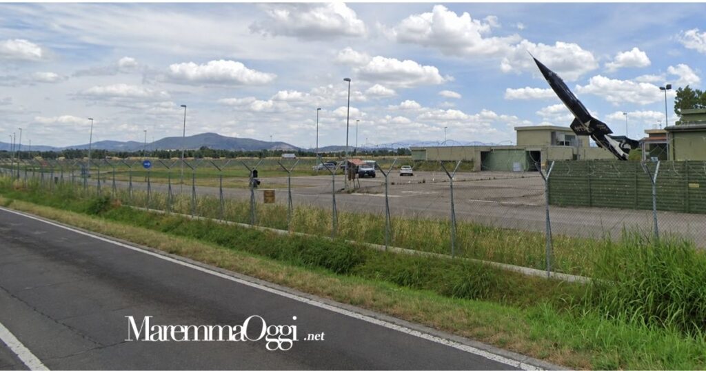 L'aeroporto del Quarto Stormo visto dalla provinciale del Pollino