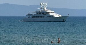Lo yacht Alaia davanti al Capezzolo, a Castiglione della Pescaia