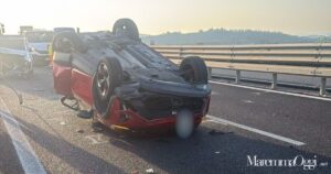 L'auto ribaltata sull'Aurelia