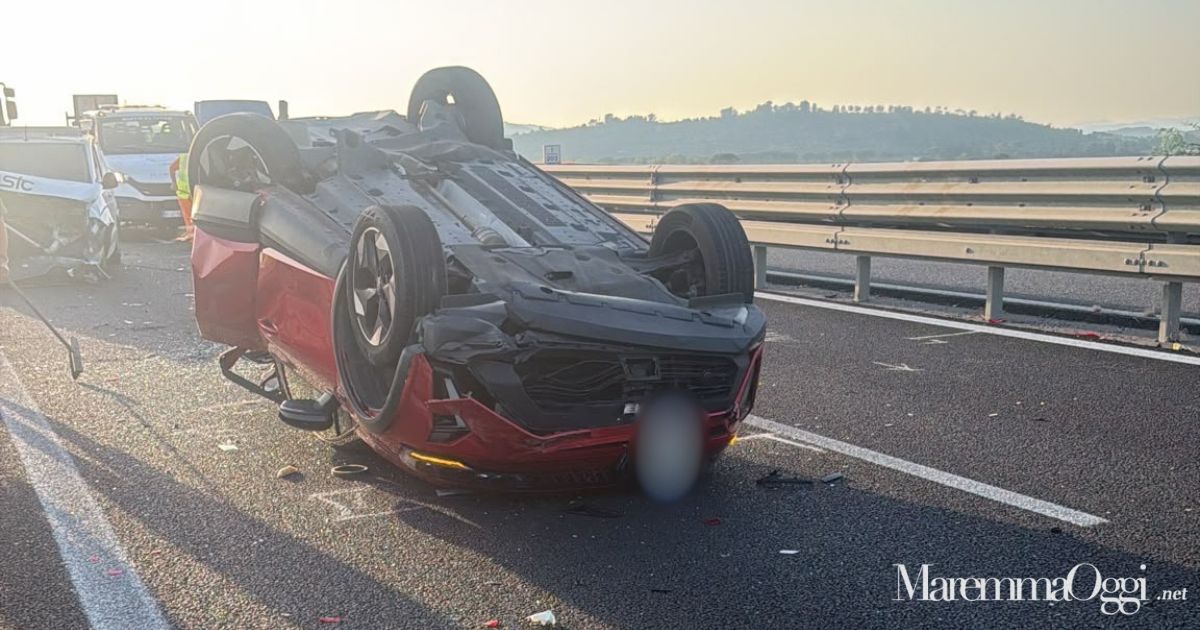 L'auto ribaltata sull'Aurelia
