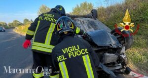 L'auto del giovane ribaltata
