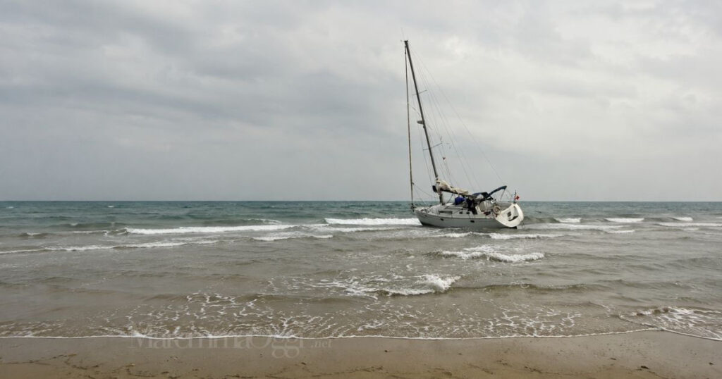 La barca a vela arenata in Feniglia