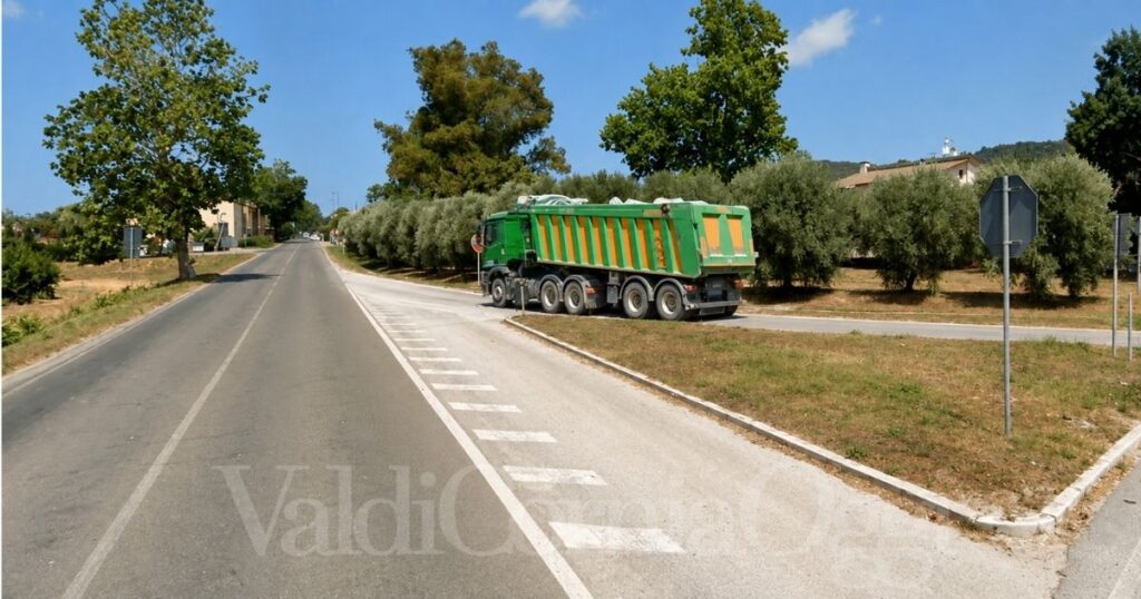 Un camion di una cava si immette sull'Aurelia a Lumiere, nel comune di Campiglia Marittima