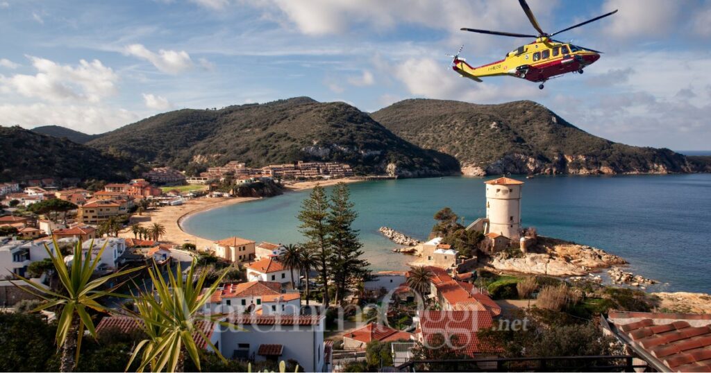 La spiaggia del Campese, la torre e l'elicottero Pegaso