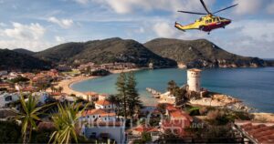 La spiaggia del Campese, la torre e l'elicottero Pegaso