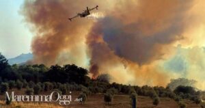 Un Canadair sull'incendio