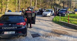 I carabinieri fermano un'auto, chiuse le vie di accesso al rave