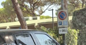 Il cartello per disabili con la scritta 1 ora a Riva del Sole