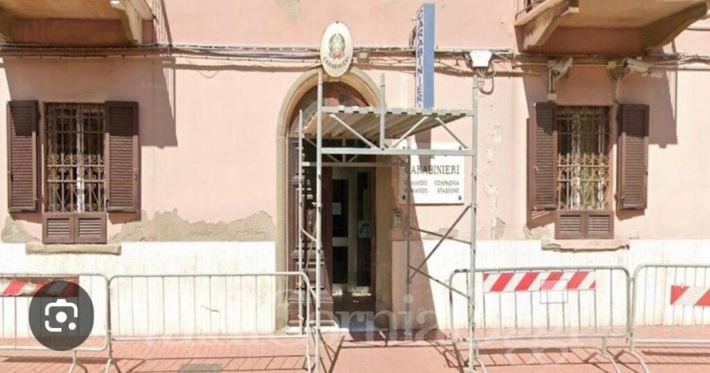 Le transenne davanti alla caserma dei carabinieri di Piombino
