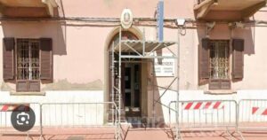 Le transenne davanti alla caserma dei carabinieri di Piombino