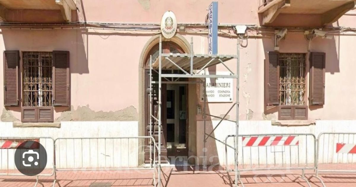 Le transenne davanti alla caserma dei carabinieri di Piombino