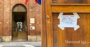L'ingresso della biblioteca Chelliana e il cartello appeso all'esterno