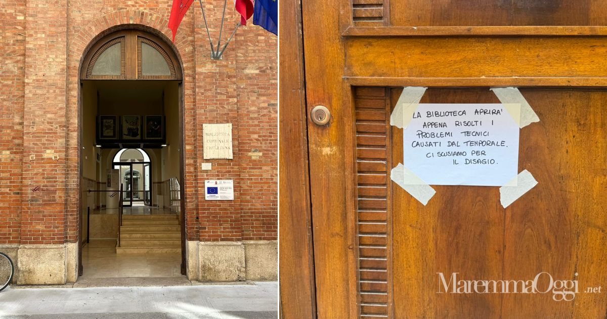 L'ingresso della biblioteca Chelliana e il cartello appeso all'esterno