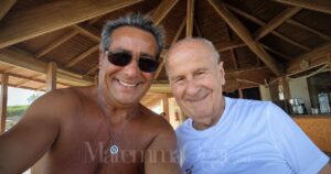 Carmelo Chiarenza con l'anziano salvato