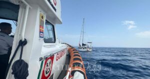 Il salvataggio della barca a vela a Giannutri