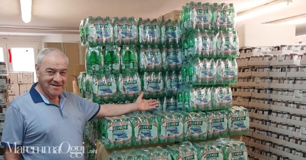 Don Enzo Capitani e le bottiglie d'acqua donate