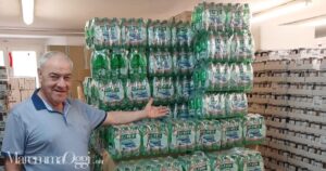 Don Enzo Capitani e le bottiglie d'acqua donate