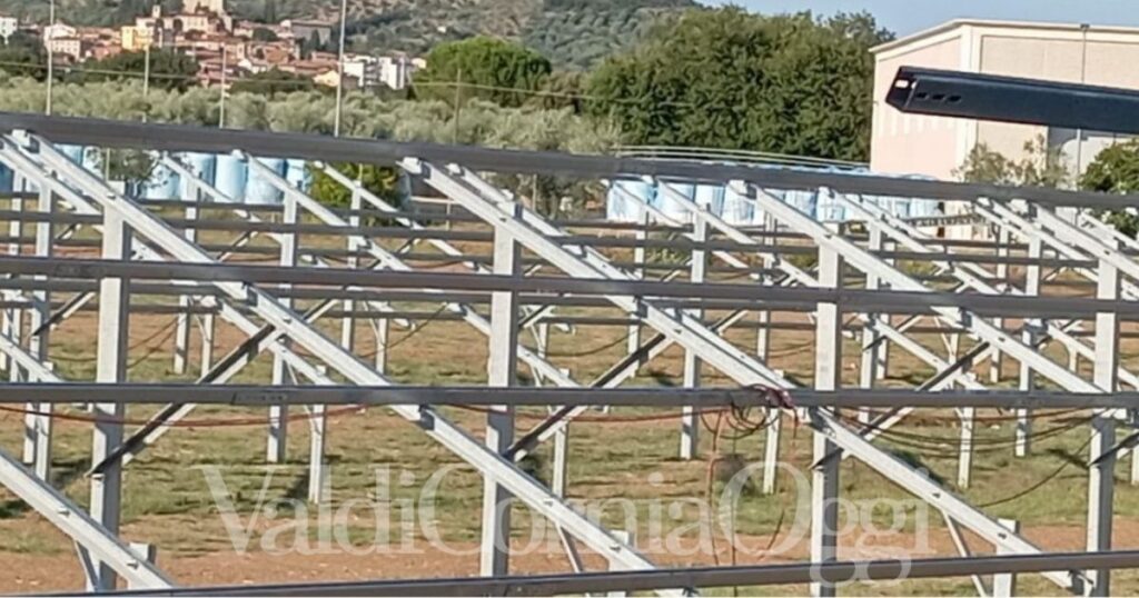 Il nuovo impianto fotovoltaico a Suvereto con il paese sullo sfondo
